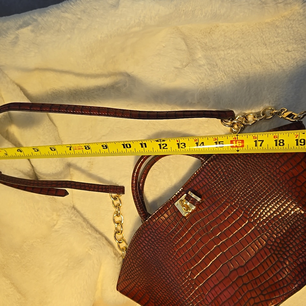 Elegant Cranberry Crocodile-Embossed Shoulder Bag - Picture 6 of 8